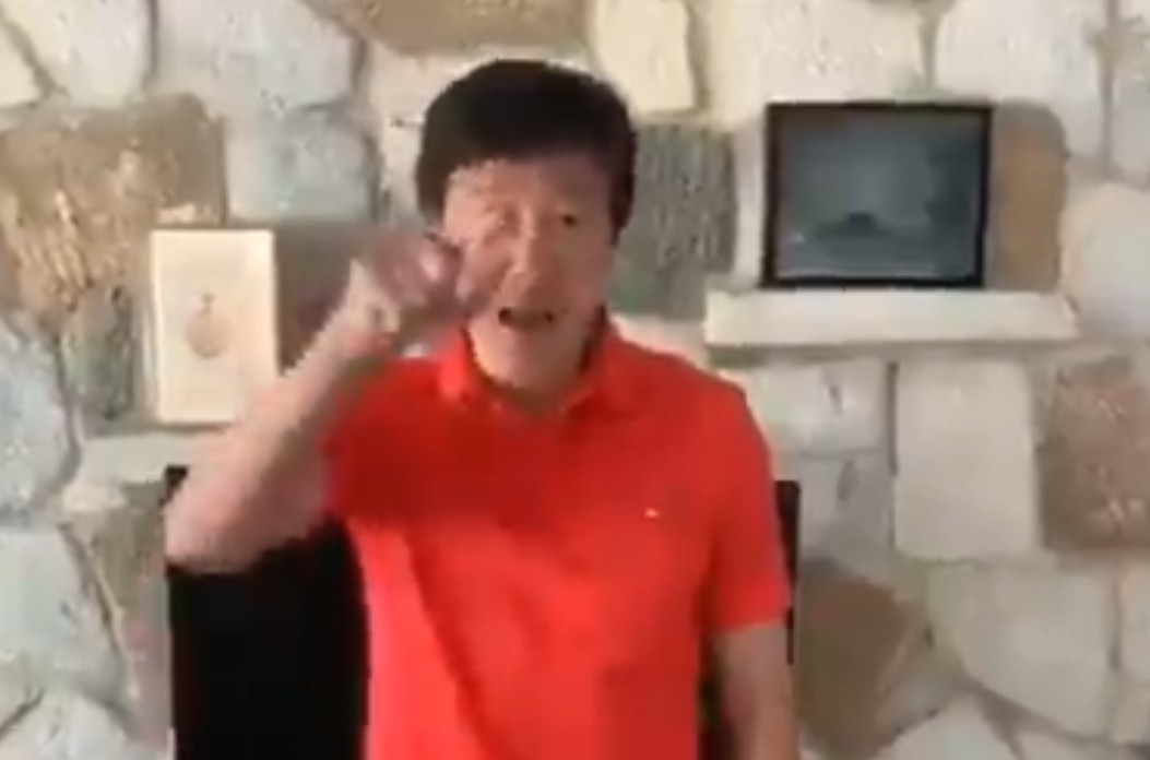 郝海東在影片中激動怒嗆中共：「共產黨，你們完了！」 圖：翻攝唐靖遠推特