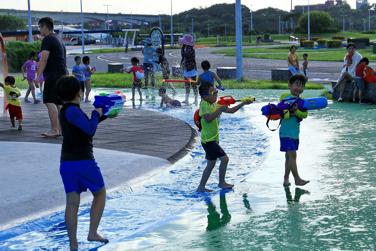 大佳河濱公園戲水區7、8月免費開放，有豐富的遊樂設施親子同樂。 圖：北市水利處／提供