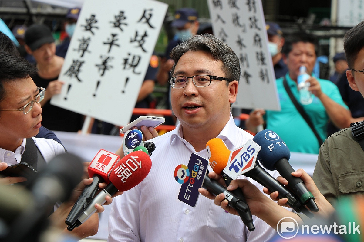反消滅水利會自救會總會至立法院外抗議，民進黨立委黃世杰指出，水利會轉為官派管理令人不解。 圖：謝孟華/攝（資料照片）