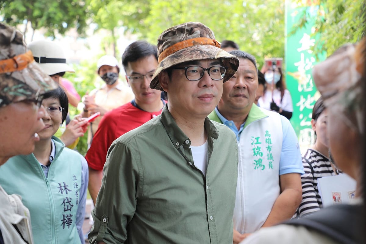 陳其邁(中)參訪鳥松濕地。 圖：陳其邁競總/提供