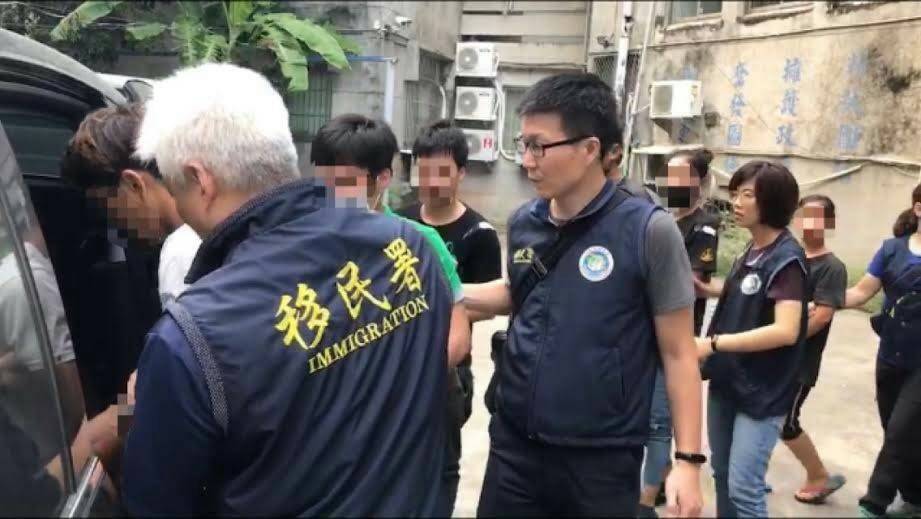 移民署自4月1日起至6月30日推動「逾期停(居)留外來人口擴大自行到案專案」，採取「免收容、免管制、罰最低」等方式，以柔性措施鼓勵逾期外籍人士自行到案。 圖：移民署提供