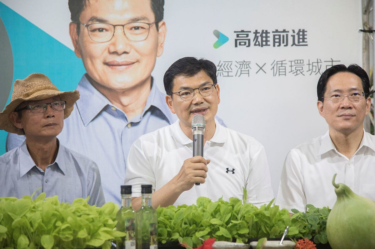 吳益政(中)宣佈以「陽光經濟，高雄前進」為高雄市長補選之競選主軸。 圖：吳益政競總/提供