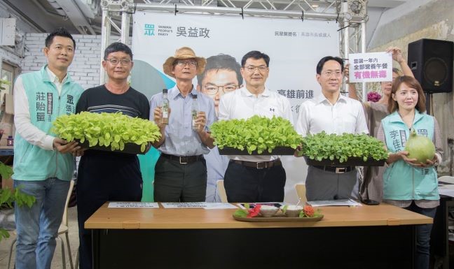 吳益政(右)宣示以「陽光好經濟」取代「黑金壞經濟」。 圖：吳益政競總/提供
