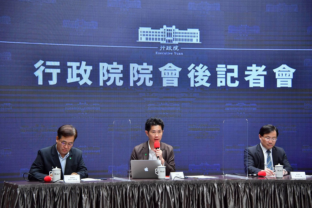 7/2的行政院會後記者會，右為經濟部次長林全能，中為行政院發言人丁怡銘。 圖：行政院提供