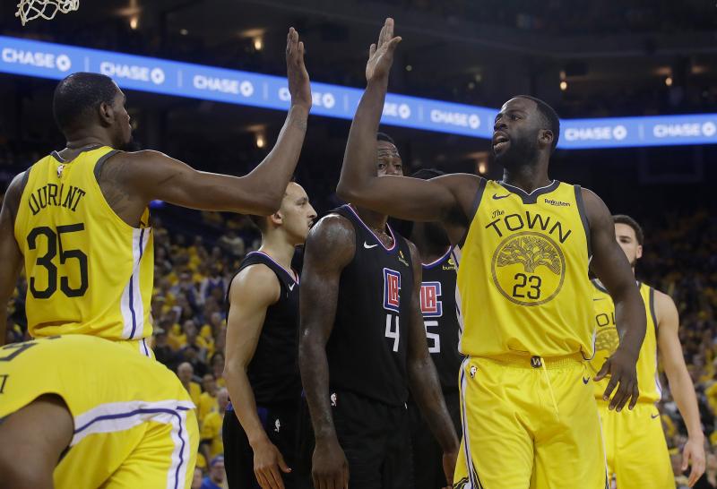 Kevin Durant和Draymond Green在場上擊掌。 圖／美聯社／達志影像