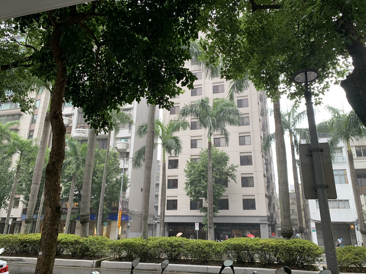 因對流發展旺盛，今（2）日各地陸續出現午後雷陣雨。 圖：楊紫希/攝
