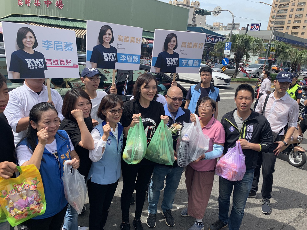 李眉蓁(前排中)起早到市場拜票。 圖：李眉蓁競總/提供