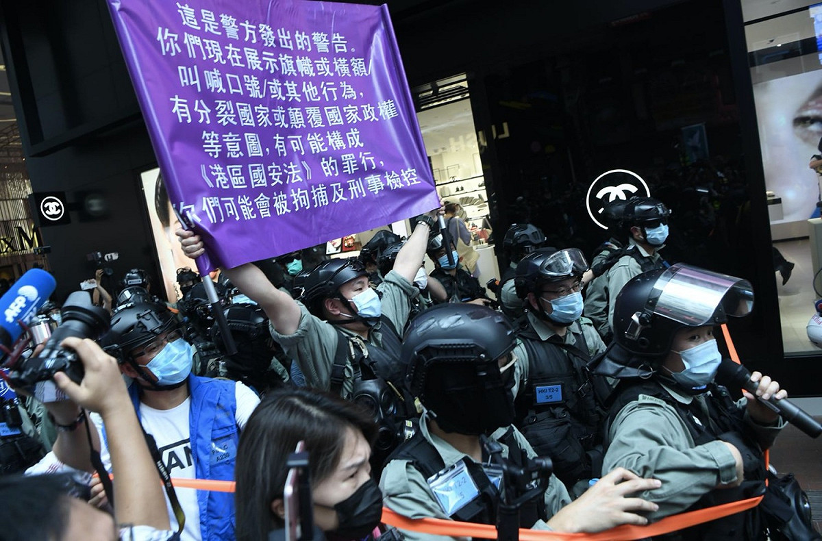 日本媒體快訊報導，傳出日籍攝影記者在香港遭警方逮捕。圖為港版國安法上路後，港警上街舉旗宣傳，若持有港獨旗幟、標語，將涉違反港版國安法。 圖：翻攝自香港警察臉書（資料照）