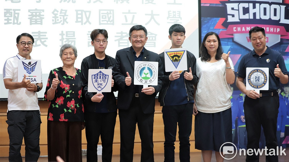 東泰高中曾浩鈞（左三）、林達緯（右三）以電競績優資格分別錄取台灣體育大學休閒運動學系、以及中央大學財務金融學系。 圖：陳耀宗/攝