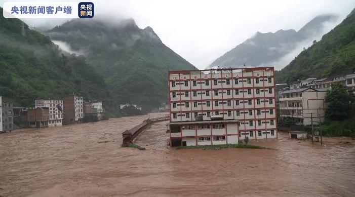 雲南昭通暴雨，大樓整棟泡水中。 圖 : 翻攝自央視新聞