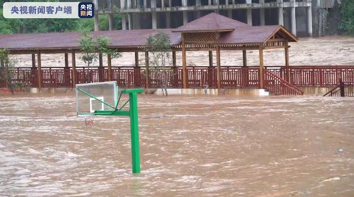 雲南昭通暴雨，籃球場變河流。 圖 : 翻攝自央視新聞