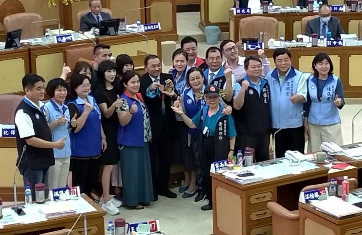 新北市議會國民黨團將三面奧運象徵性捐贈市長侯友宜，籲請成立體育局。 圖：王峻昌／攝