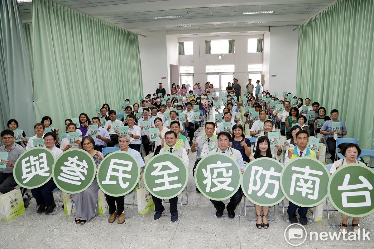 集台南市政府登革熱防治中心、國衛院國家蚊媒傳染病防治研究中心、疾病管制署南區管制中心及專家學者心血共筆撰寫的「登革熱防疫－台南經驗與策略」新書今日發表。 圖：黃博郎／攝