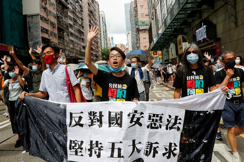 港版國安法昨天上路首日，香港民眾上街反對惡法，引發警民衝突。 圖：達志影像/路透社