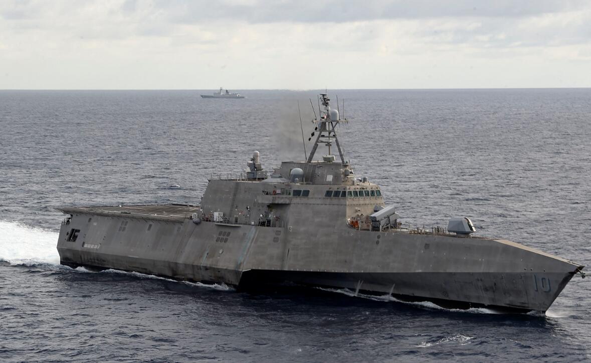 吉福茲號的不遠處出現了一艘中國海軍054A護衛艦的身影。 圖 : 翻攝自美國太平洋艦隊臉書