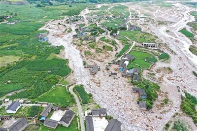 6月28日，四川冕寧縣，大馬烏村受災航拍。洪水過後，地表植披大量流失，岩石裸露。 圖：翻攝自人民視覺