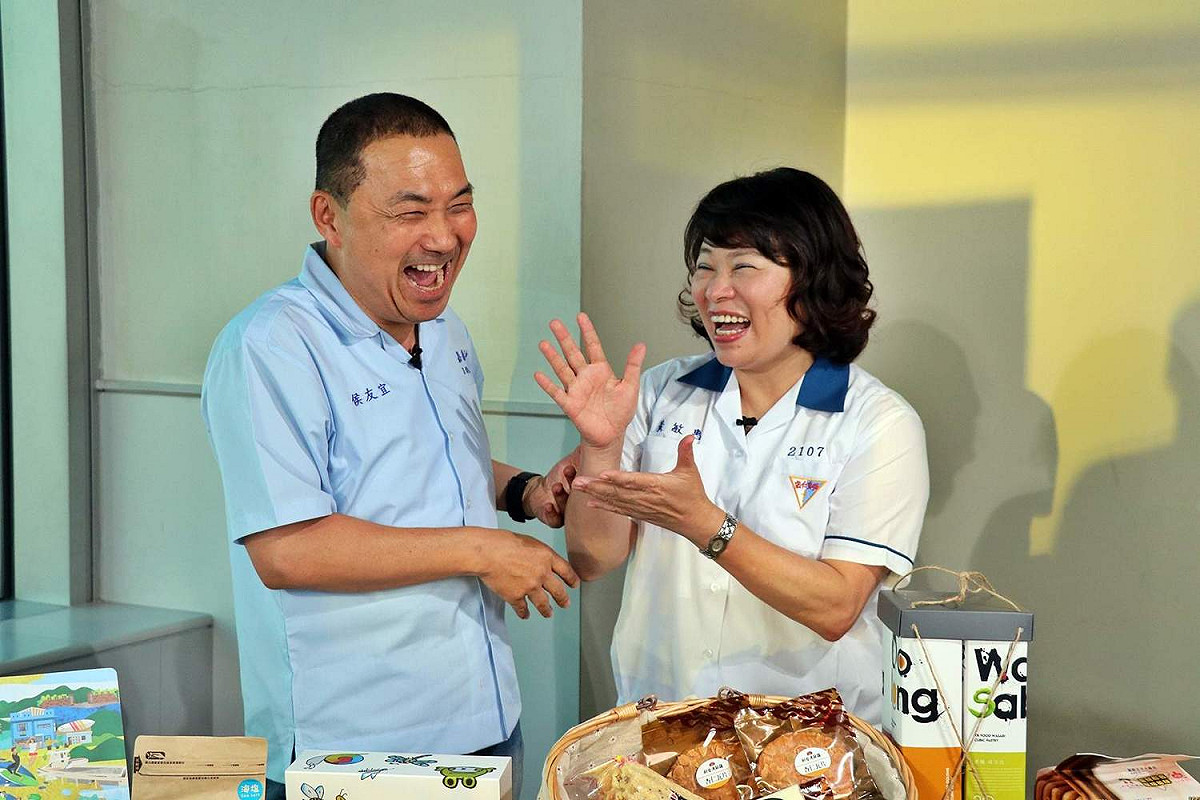 為了振興新北、嘉義雙城觀光，侯友宜、黃敏惠穿上高中制服拍片，過程笑聲不斷。 圖：嘉義市政府/提供