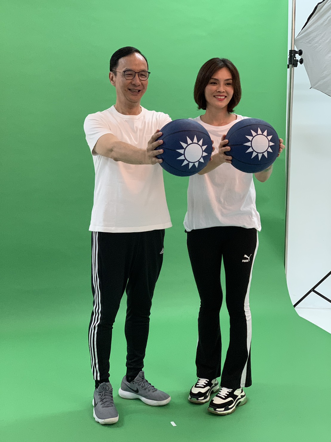 朱立倫應邀與李眉蓁拍攝競選宣傳照。 圖：朱立倫辦公室／提供
