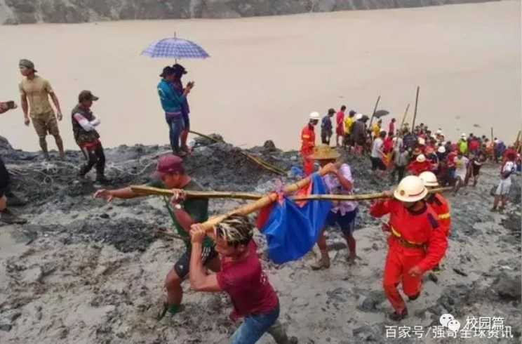 當地官員指出，因為持續降雨緣故，救援人員無法深入事發地點救援，只能打撈漂浮的遺體。 圖：翻攝自微博