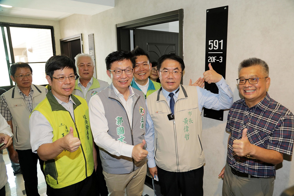中央發三倍券，台南加碼搶先曝光！台南市長黃偉哲帶領各界見證全台最報復性的大禮─坐落在善化區陽光大道的高層景觀住宅。 圖：黃博郎／攝