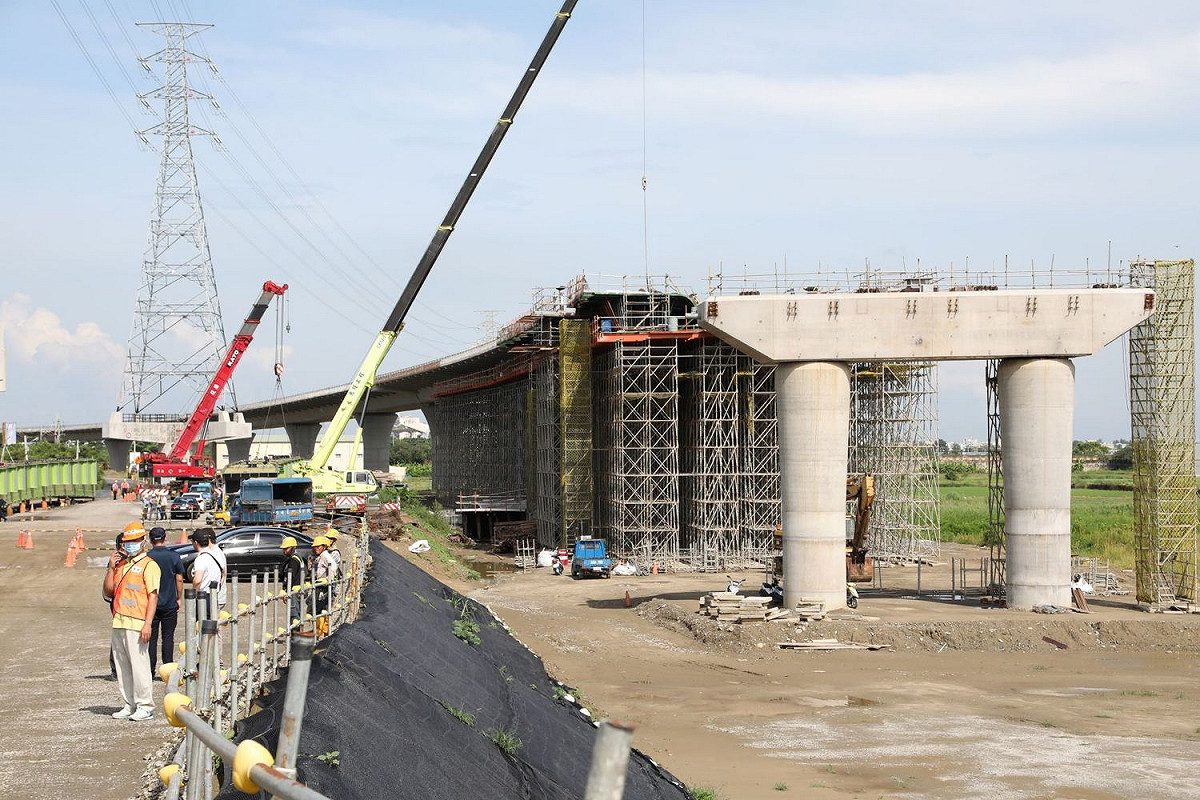 台南市北外環快速道路工程，全長約14公里，總工程經費高達178.38億元，全部完成後將成為台南市第4條東西向快速主幹道，並對外提升為四橫三縱的全國重要交通路網， 圖：黃博郎／攝