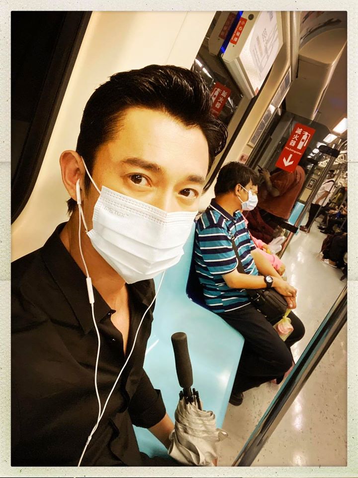 戲劇男神吳慷仁昨日收工後搭捷運回家。 圖：翻攝自吳慷仁臉書