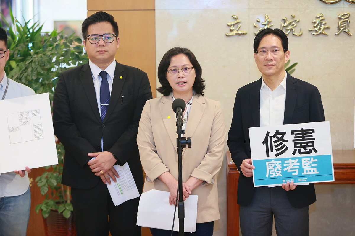 民眾黨團總召賴香伶（中）、副總召張其祿（右）、黨籍立委邱臣遠（左）。 圖：民眾黨團 / 提供