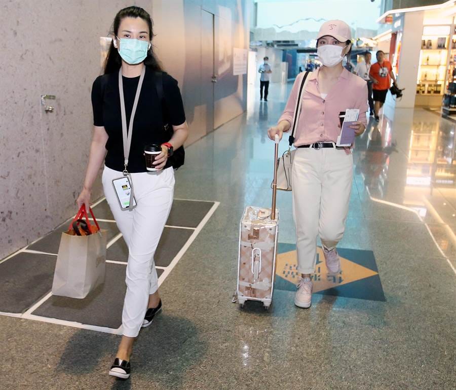 中國官媒《東南衛視》2名記者因違法在台錄製政論節目，遭註銷記者證及入境許可，3日被依法驅逐出境。 圖:翻攝臉書