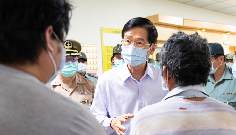 嚴部長慰問家屬，表達蔡總統關心之意 圖:軍聞社提供