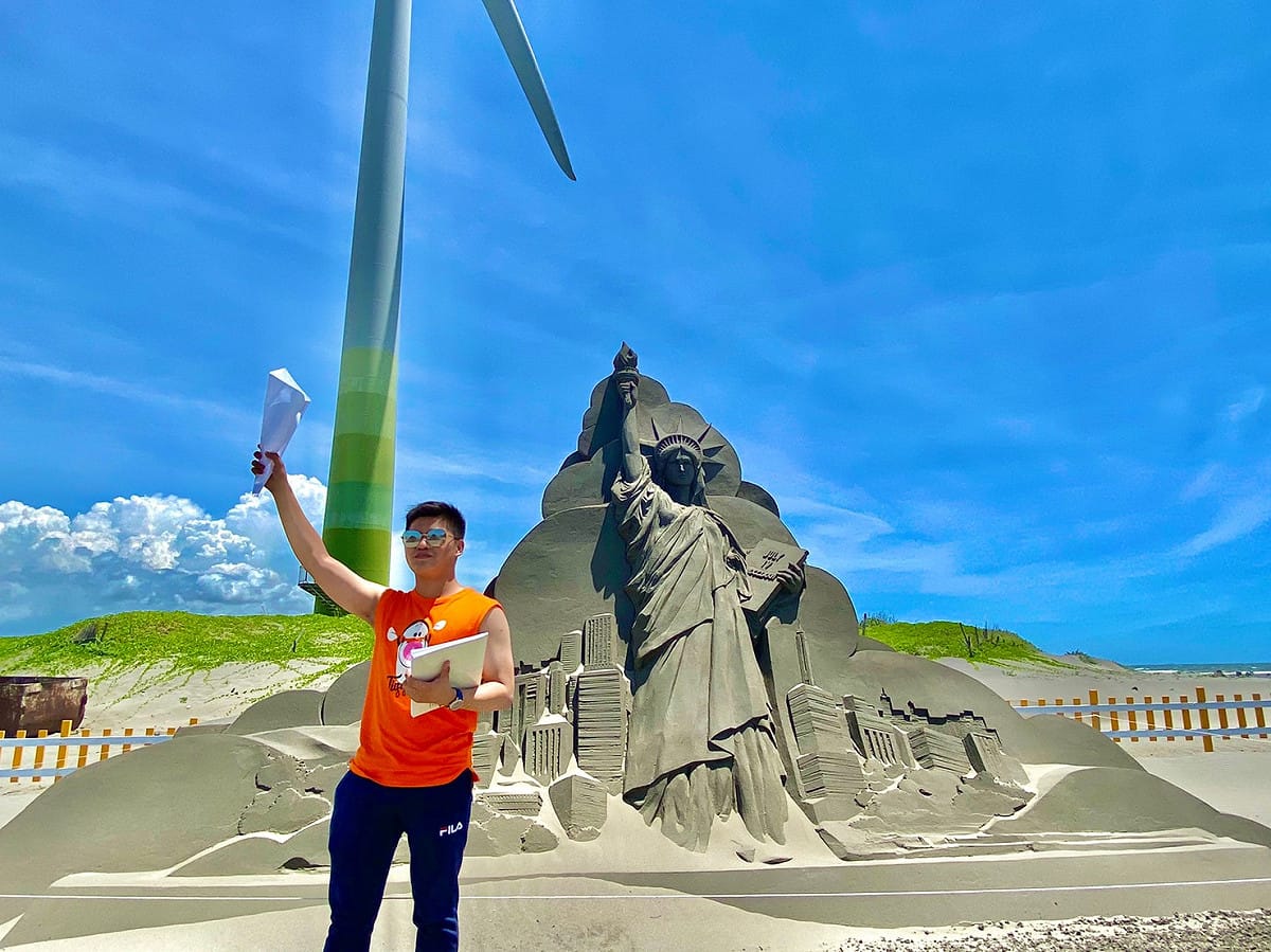 台中大安海濱沙雕音樂季有許多趣味造型沙雕，可以發揮創意拍出許多錯位照片。 圖：台中市觀旅局／提供