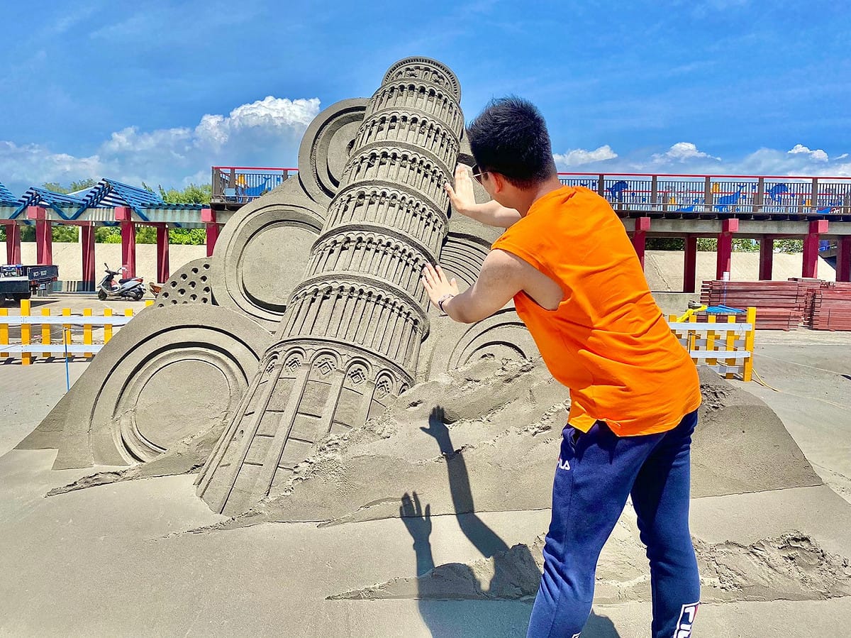 沙雕現場也能拍攝扶正比薩斜塔的錯位照。 圖：台中市觀旅局／提供