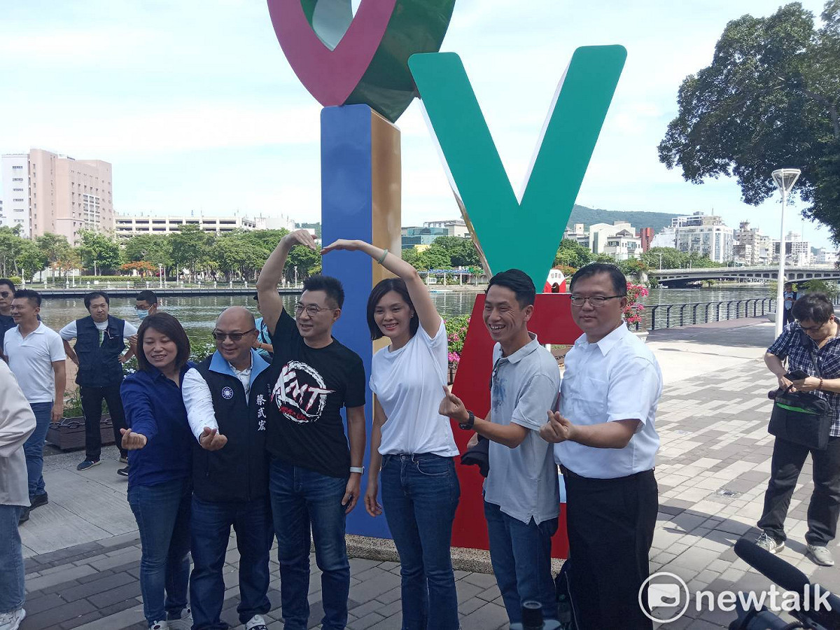 李眉蓁(右三)與江啟臣(右四)在愛河邊的LOVE地標合影。 圖：孫家銘/攝