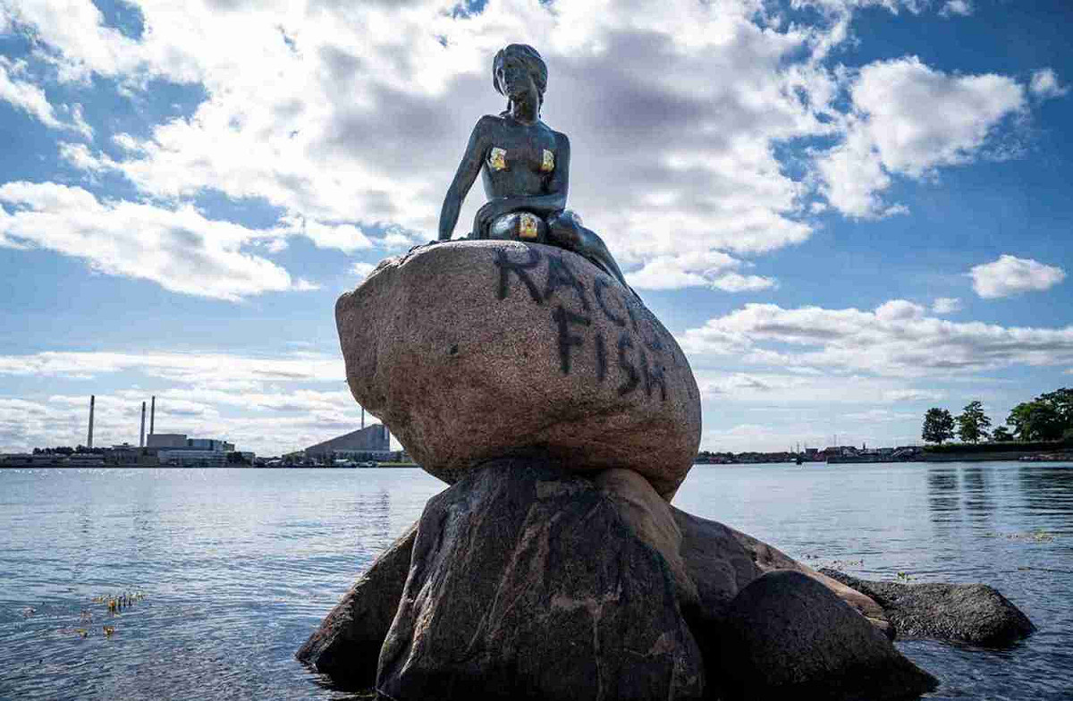 位於丹麥首都哥本哈根的美人魚雕像，當地時間3日遭人噴漆，噴上「種族主義魚」（Racist Fish）等字眼。 圖：翻攝自微信