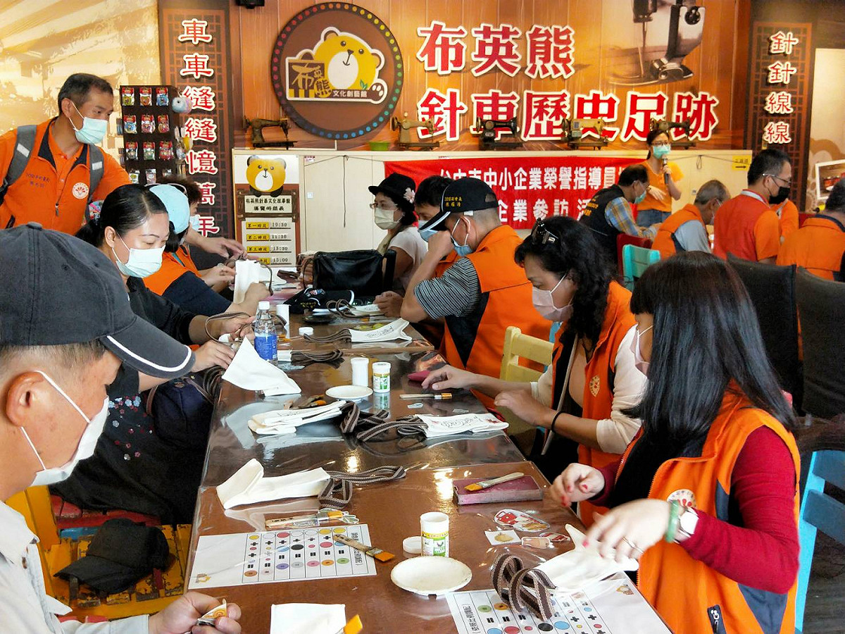在布英熊文創館可以用蝶古巴特，DIY專屬自己的帆布包。 圖 : 台中市政府/提供