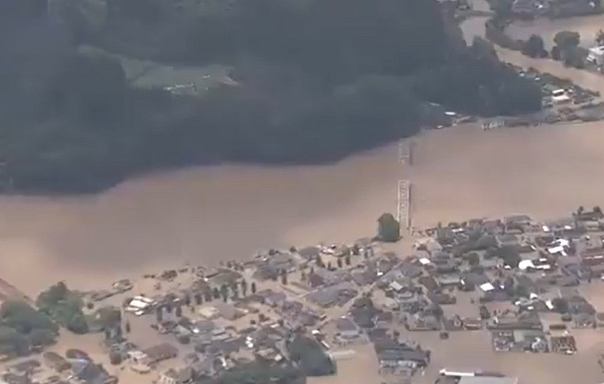 日本九州出現超大豪雨，熊本縣和鹿兒島縣都已傳出災情；球磨川水位暴漲沖垮房屋，還沖斷一座橋梁。 圖：翻攝自NHK影片