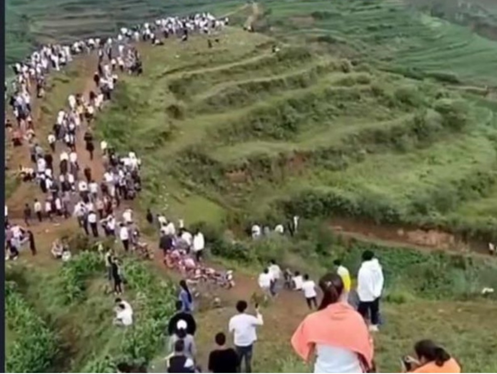 中國貴州近日山中傳來不明聲響，經渲染後成為「龍吟聲」，吸引大批民眾前來探秘。 圖：翻攝自微信