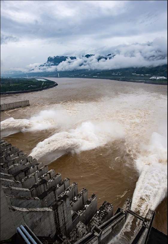 中國連日暴雨，造成長江中下游水位較歷史同期偏高，當局決定上調防災級別。 圖：翻攝自人民日報