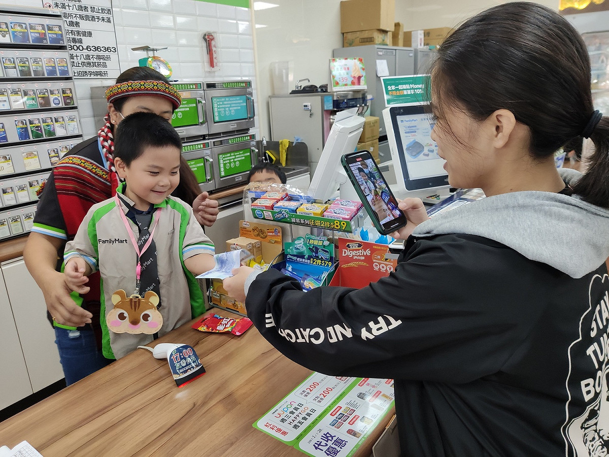 小朋友體驗超商店長。 弘毓基金會/提供
