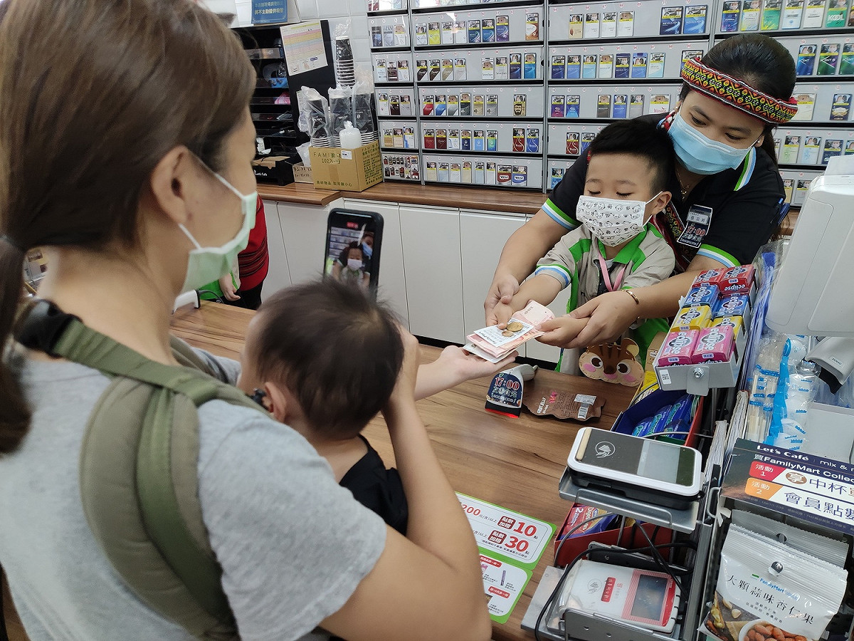 小朋友體驗超商店長，學習如何找零。。 弘毓基金會/提供
