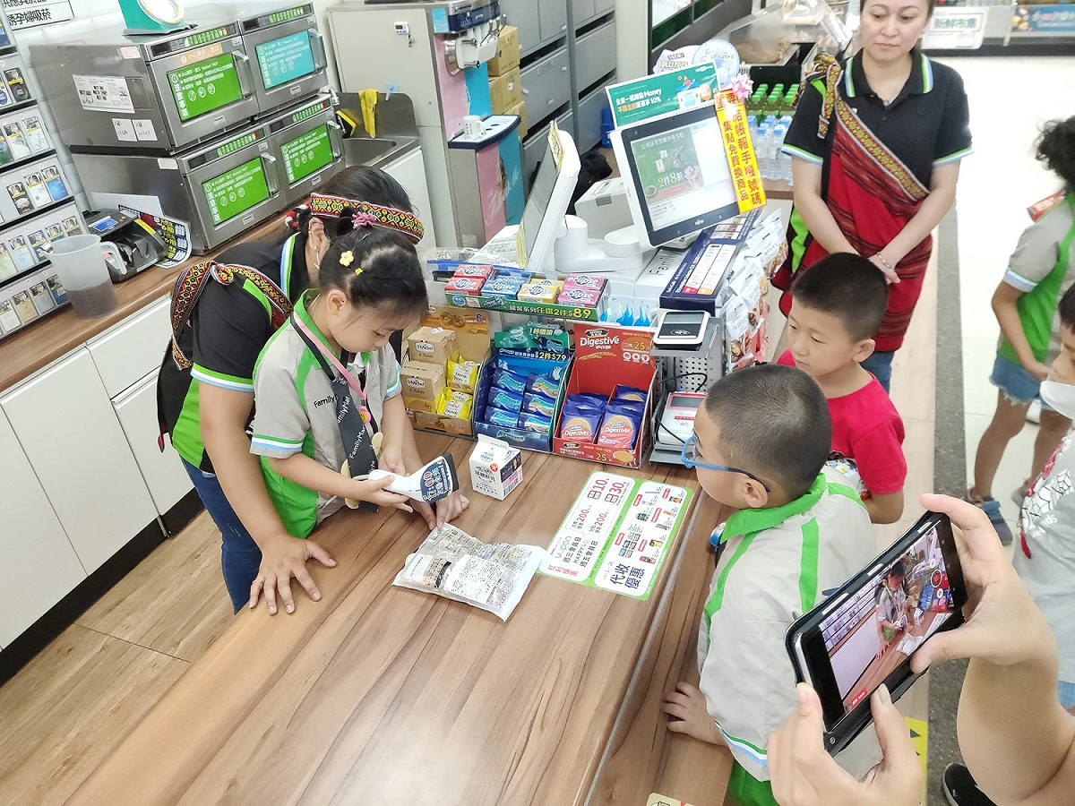 小朋友體驗超商店長，學習掃條碼。 弘毓基金會/提供