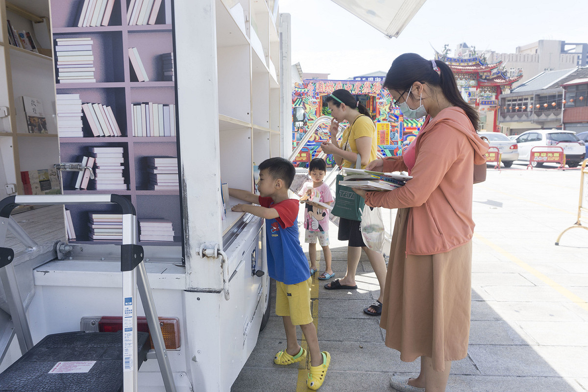 台中市的行動圖書車抵達萬和宮。 萬和宮/提供