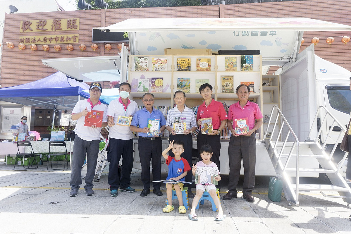 萬和宮董事長蕭清杰，稱讚行動圖書車服務很有意義。 萬和宮/提供