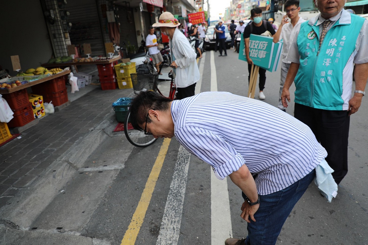 陳其邁拜票身段放得很低。 圖：陳其邁競總/提供