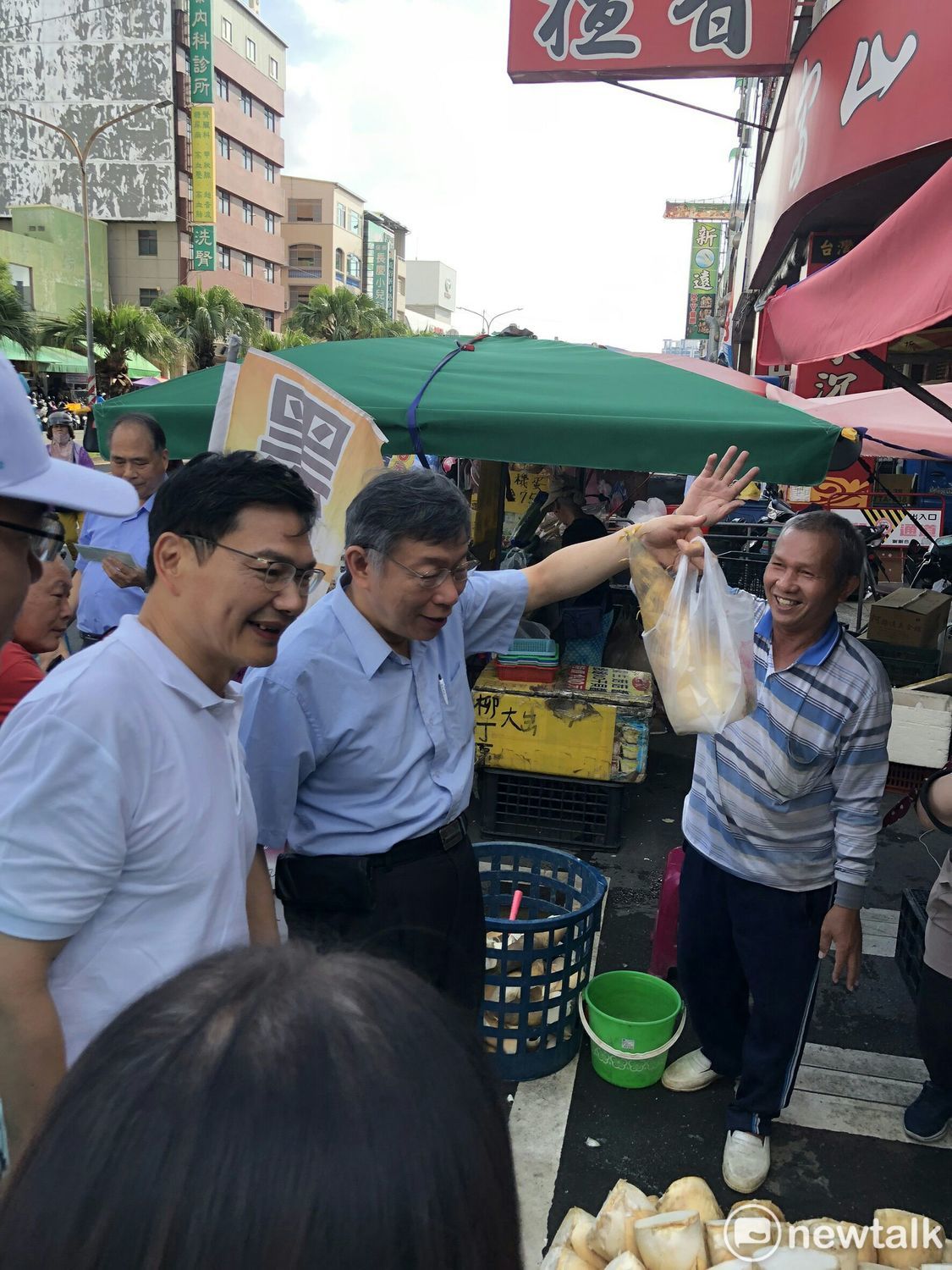 民眾黨主席柯文哲今陪同黨籍高雄市長補選參選人吳益政掃街拜票。 圖：民眾黨 / 提供