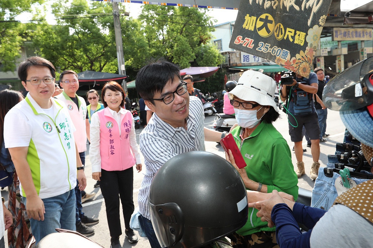 對於自己被對手李眉蓁揶揄「叔叔」，陳其邁認為，選舉最重要的是想法，而不是年齡，年齡不是問題。 圖：翻攝自陳其邁臉書粉絲團