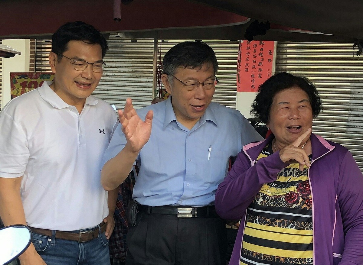 柯文哲(中)掃街搶走吳益政(左)的風頭。 圖：吳益政競總/提供