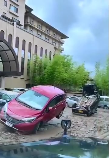 日本熊本縣暴雨成災，路上到處可見被洪水沖得東倒西歪的車輛，滿目瘡痍。 圖：翻攝自Advance World News推特