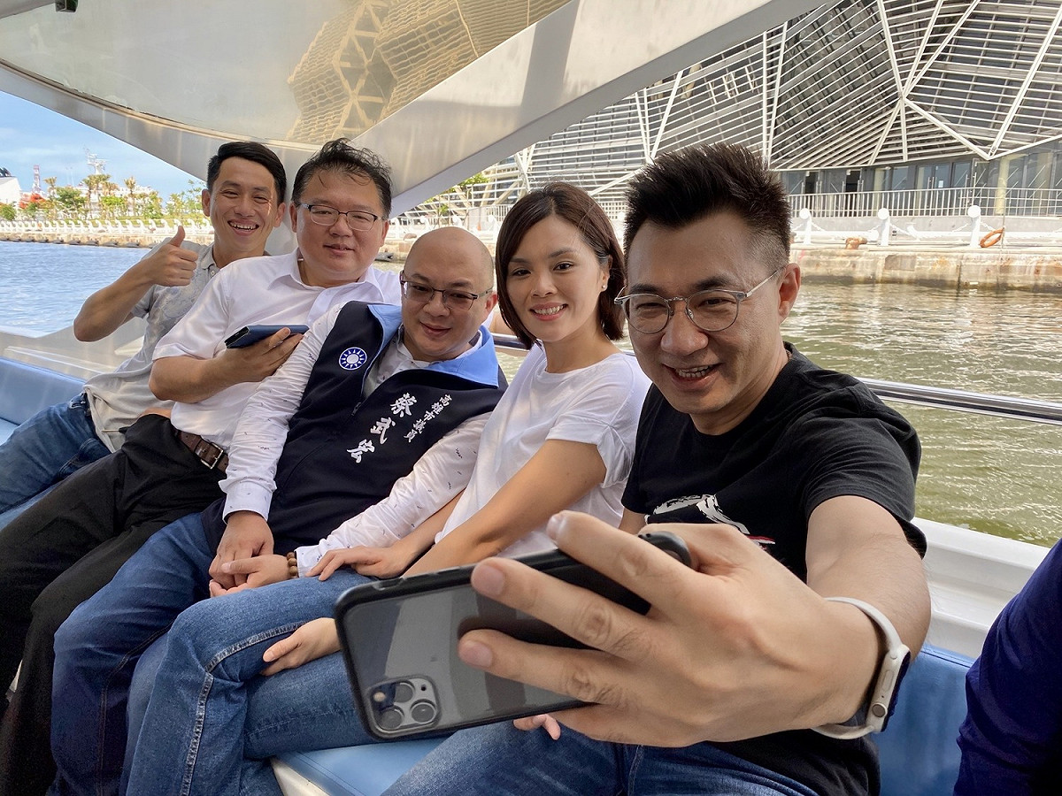 國民黨主席江啟臣（右起）南下輔選國民黨高雄市長補選候選人李眉蓁，李眉蓁提到蓮池潭30年沒變，引起議論。 圖：翻攝李眉蓁臉書（資料照）