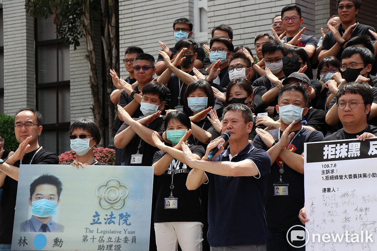 立院國民黨團總召林為洲今日和百名國民黨團助理在議場前抗議，比出「拒抹黑、反霸凌」手勢。 圖：謝孟華/攝