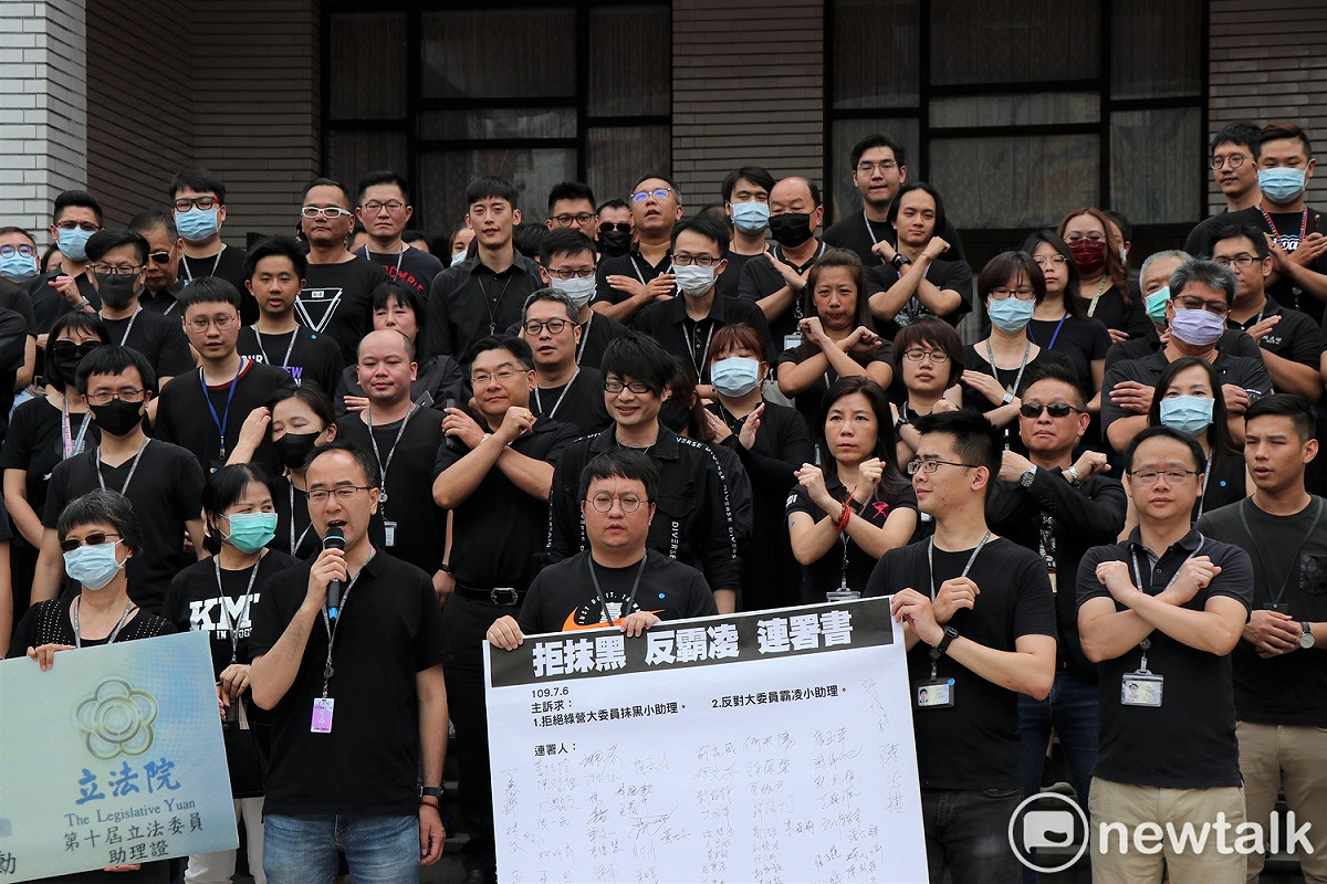 國民黨團主任沈建億（前排左2）強調，助理不是酒店圍事，更不是黑衣人，要求2名立委公開道歉。 圖：謝孟華/攝